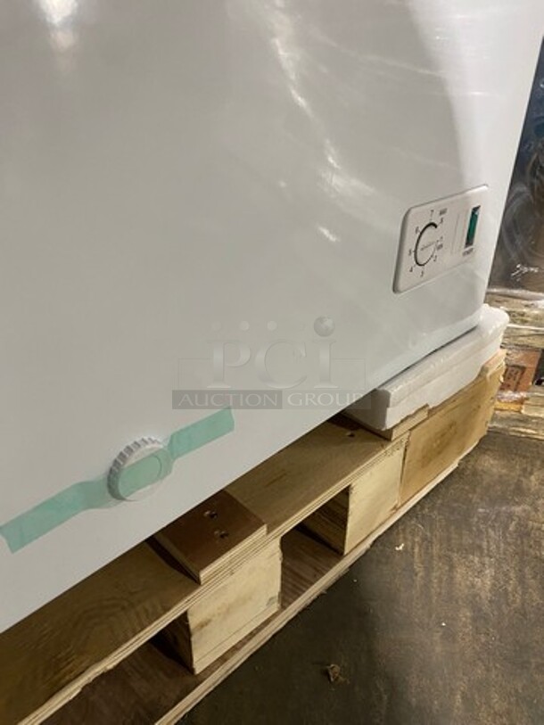 NEW! SCRATCH-N-DENT! LATE MODEL! Kelvinator Commercial Reach Down Chest Freezer! With Hinged Top Lid! Model: KCCF210WH SN: 148200020 115V - Image 10 of 12