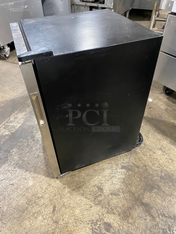 Edge Star Commercial Countertop/Under The Counter Single Door Reach In Beverage Cooler Merchandiser! Stainless Steel Body! Model: BWC90SS SN: 1601890283 115V - Image 2 of 7