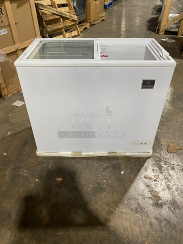 NEW! SCRATCH-N-DENT! LATE MODEL! Kelvinator Commercial Reach Down Chest Freezer! With Hinged Top Lid! Model: KCNF073WS SN: F738090 115V - Image 2 of 10