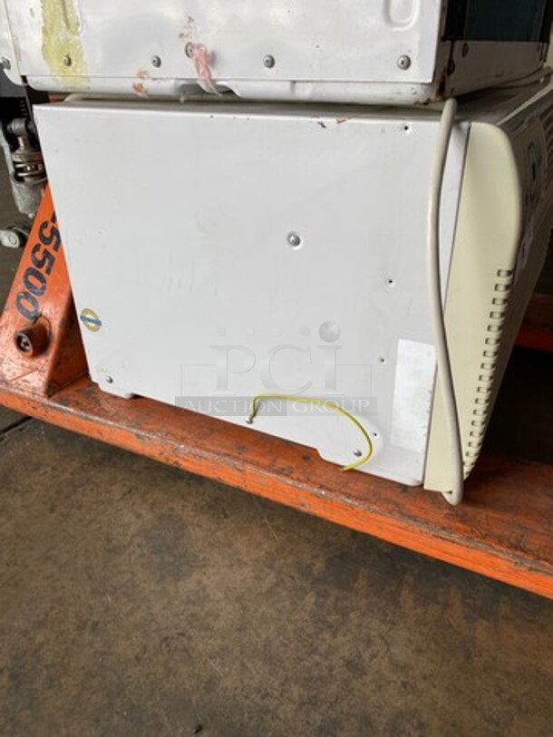 Electrolux Window Mount Air Conditioner Unit! Model: FAH146S2T SN: IK80725147 208/230V 60HZ 1 Phase - Image 2 of 6