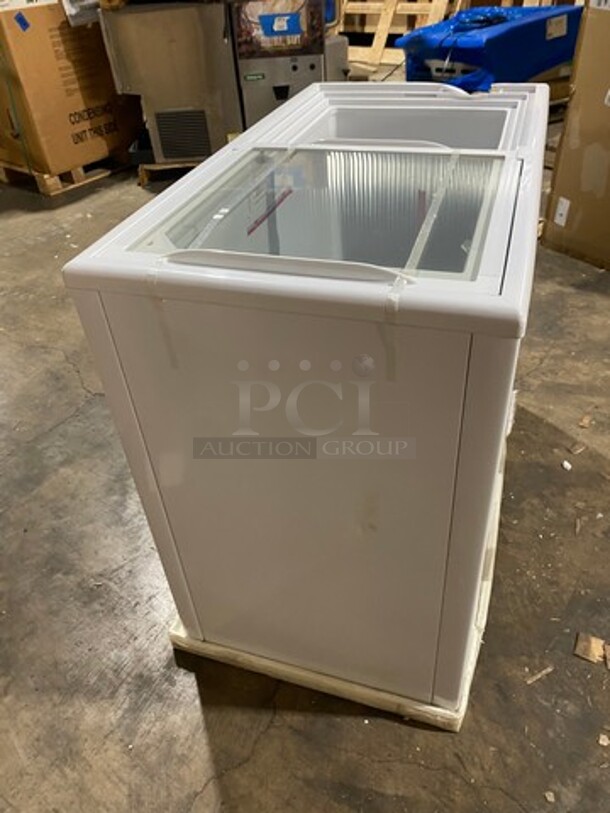 NEW! SCRATCH-N-DENT! LATE MODEL! Kelvinator Commercial Reach Down Chest Freezer! With Hinged Top Lid! Model: KCNF073WS SN: F738090 115V - Image 3 of 10