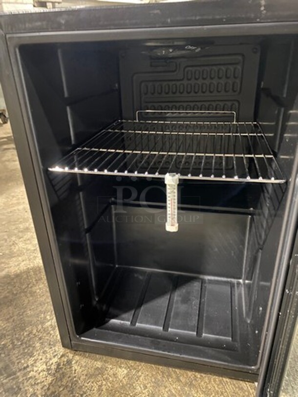 Edge Star Commercial Countertop/Under The Counter Single Door Reach In Beverage Cooler Merchandiser! Stainless Steel Body! Model: BWC90SS SN: 1601890283 115V - Image 6 of 7