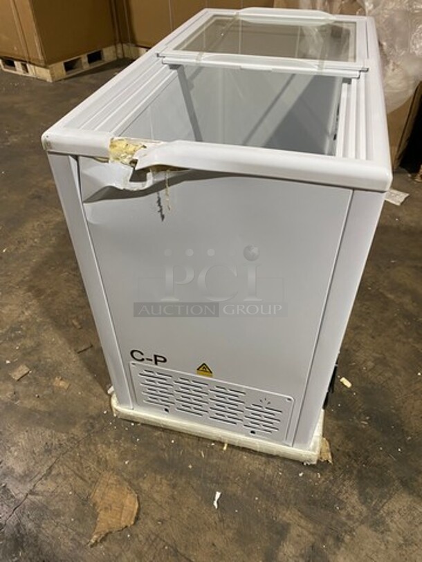 NEW! SCRATCH-N-DENT! LATE MODEL! Kelvinator Commercial Reach Down Chest Freezer! With Hinged Top Lid! Model: KCNF073WS SN: F738090 115V - Image 4 of 10