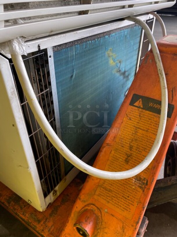 Electrolux Window Mount Air Conditioner Unit! Model: FAH146S2T SN: IK80725147 208/230V 60HZ 1 Phase - Image 4 of 6