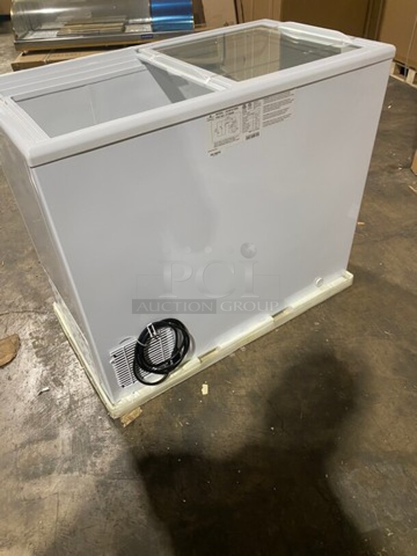 NEW! SCRATCH-N-DENT! LATE MODEL! Kelvinator Commercial Reach Down Chest Freezer! With Hinged Top Lid! Model: KCNF073WS SN: F738090 115V - Image 5 of 10