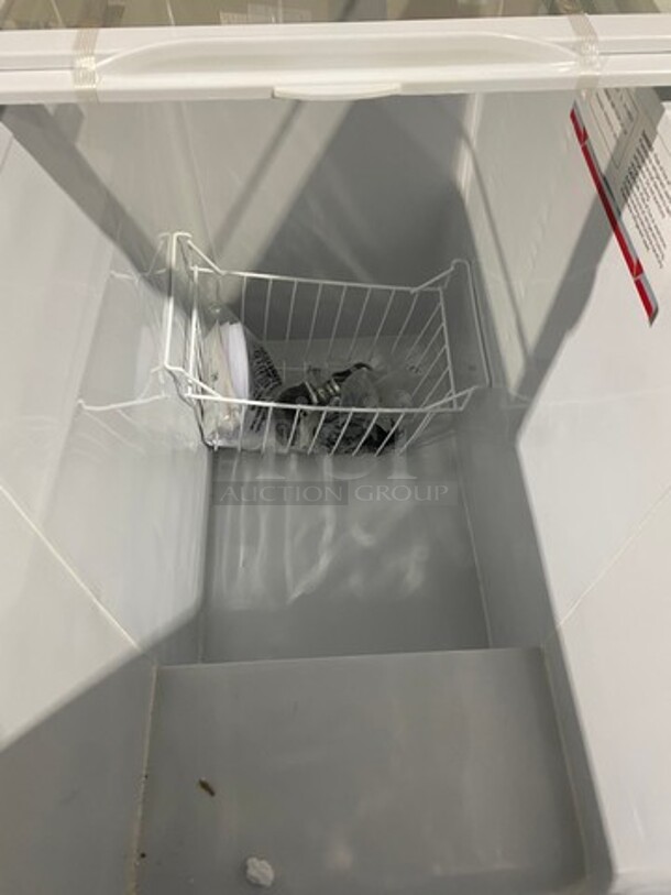 NEW! SCRATCH-N-DENT! LATE MODEL! Kelvinator Commercial Reach Down Chest Freezer! With Hinged Top Lid! Model: KCNF073WS SN: F738090 115V - Image 6 of 10