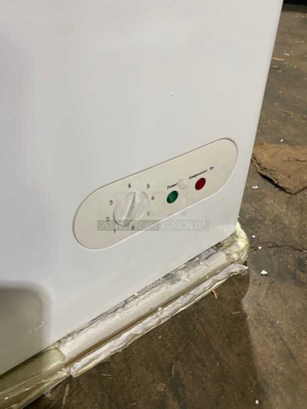 NEW! SCRATCH-N-DENT! LATE MODEL! Kelvinator Commercial Reach Down Chest Freezer! With Hinged Top Lid! Model: KCNF073WS SN: F738090 115V - Image 8 of 10