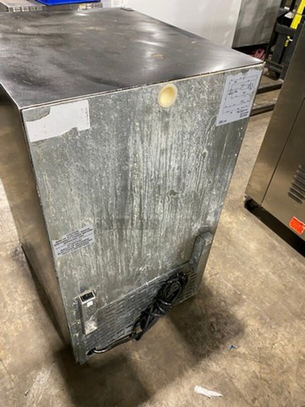 2013 Imbera Commercial Countertop Mini Reach In Cooler Merchandiser! With View Through Door! With Poly Coated Racks! Model: VR06 SN: 654130601680 115V 60HZ 1 Phase - Image 4 of 7