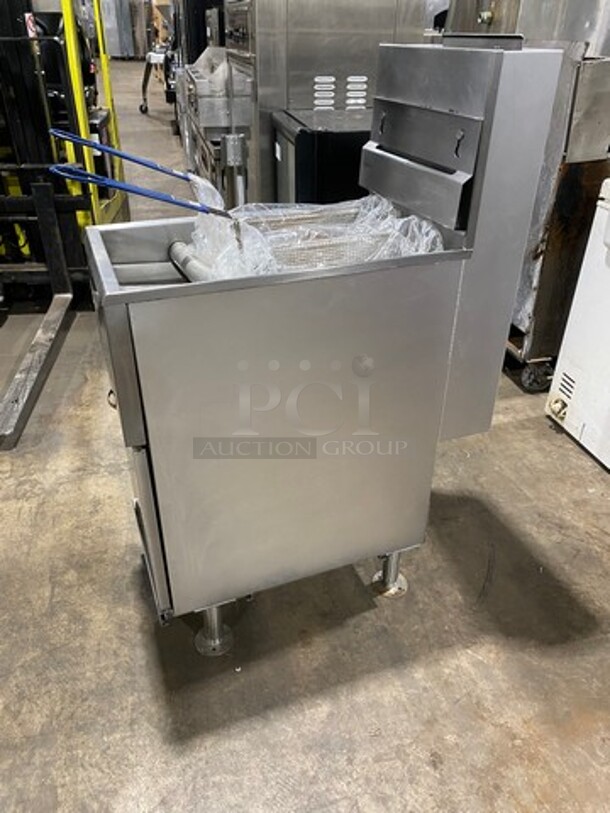 Pitco Commercial Natural Gas Powered Deep Fat Fryer! With 2 Metal Frying Baskets! All Stainless Steel! On Legs! Model: 35C SN: G10FD025367 - Image 2 of 9