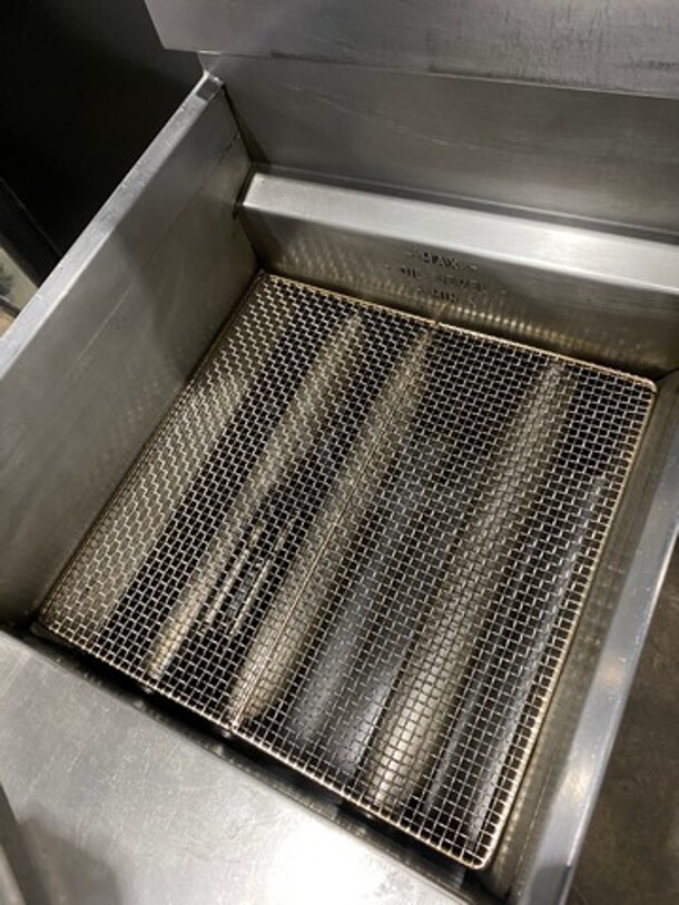 Pitco Commercial Natural Gas Powered Deep Fat Fryer! With 2 Metal Frying Baskets! All Stainless Steel! On Legs! Model: 35C SN: G10FD025367 - Image 5 of 9