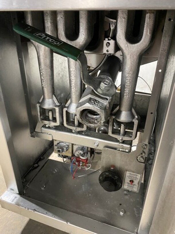 Pitco Commercial Natural Gas Powered Deep Fat Fryer! With 2 Metal Frying Baskets! All Stainless Steel! On Legs! Model: 35C SN: G10FD025367 - Image 7 of 9
