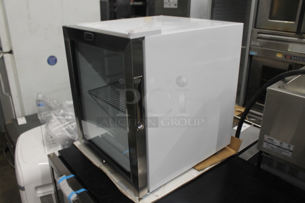 BRAND NEW SCRATCH AND DENT! Whynter BR-062WS Stainless Steel 62 Can Compact Beverage Cooler. 115V. Tested And Working! - Image 3 of 6