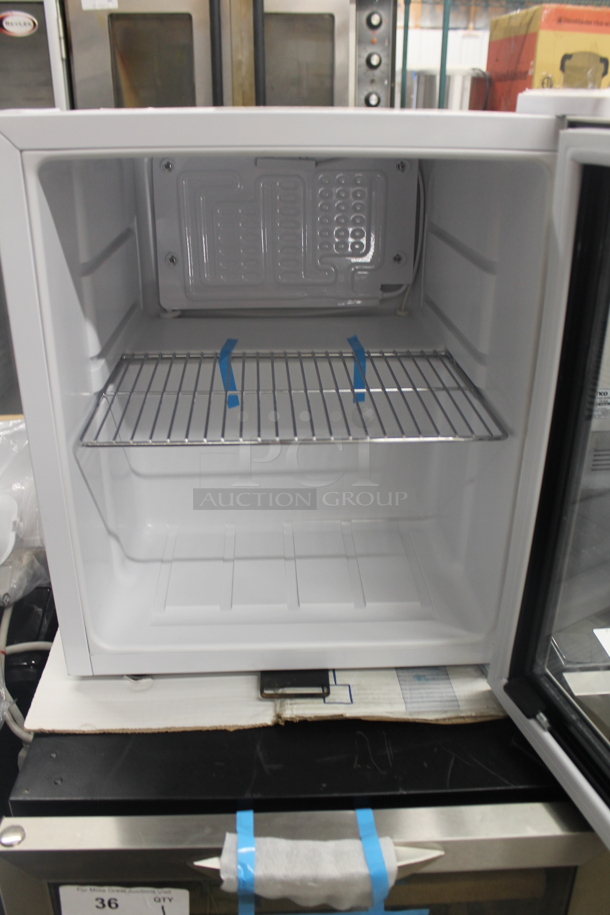 BRAND NEW SCRATCH AND DENT! Whynter BR-062WS Stainless Steel 62 Can Compact Beverage Cooler. 115V. Tested And Working! - Image 4 of 6