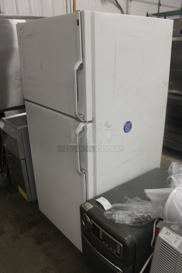 General Electric TBX18JAXJRWW White Household Refrigerator With Top Freezer. 115V. Tested and Working! - Image 3 of 6