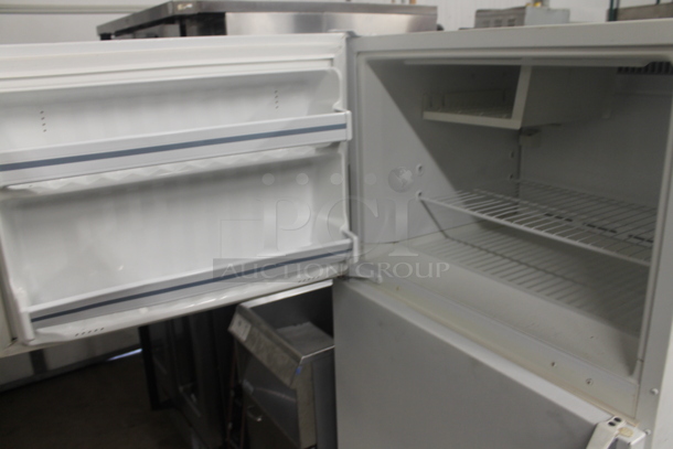 General Electric TBX18JAXJRWW White Household Refrigerator With Top Freezer. 115V. Tested and Working! - Image 4 of 6