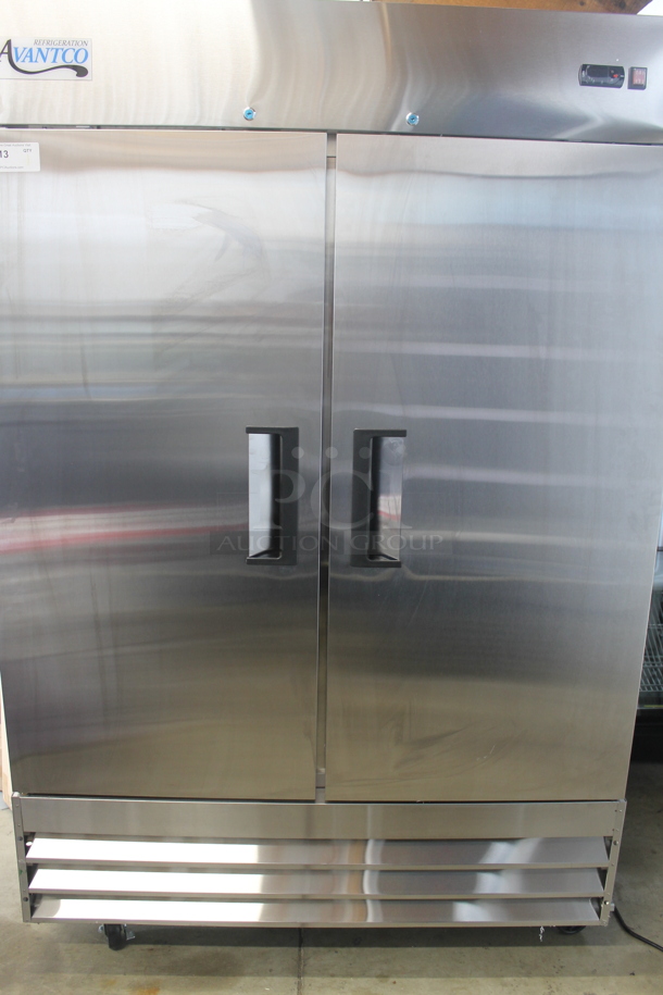 BRAND NEW SCRATCH AND DENT! Avantco 178A49RHC Commercial Stainless Steel Two-Door Reach-In Cooler With Shelving On Commercial Casters. 115V. Tested and Working! - Image 4 of 10