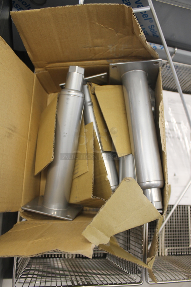 BRAND NEW SCRATCH AND DENT! 2022 Pitco SG18 Commercial Stainless Steel Natural Gas Fryer With 2 Fryer Baskets And Galvanized Legs. 140,000 BTU.   - Image 7 of 12