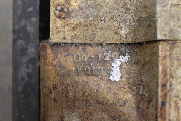 F.S Carbon Co Rugged VIII Heavy Duty Cast Iron Malted Waffle Maker. 110-120V. Tested and Powers On But Does Not Get Hot - Image 6 of 7