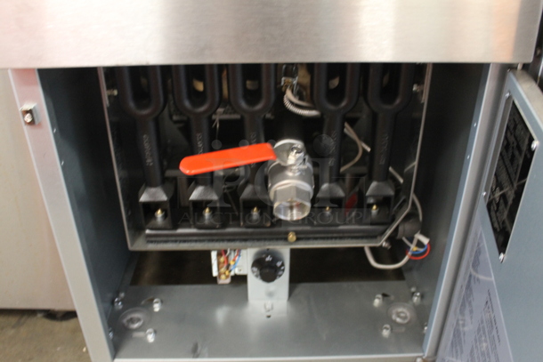 BRAND NEW SCRATCH AND DENT! 2021 Avantco FF518-P Commercial Stainless Steel Propane Gas 70-100 lb. Floor Fryer With 2 Fryer Baskets. 150,000 BTU.  - Image 5 of 6