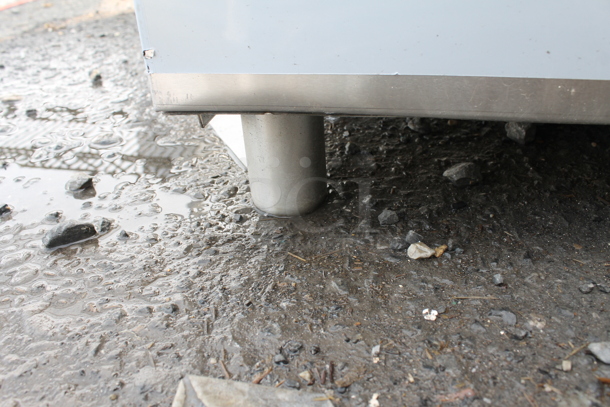 BRAND NEW SCRATCH AND DENT! Regency 600Ib2148C0 Commercial Stainless Steel Underbar Ice Bin with 10 Circuit Post-Mix Cold Plate and Bottle Holders On Galvanized Legs. - Image 5 of 6