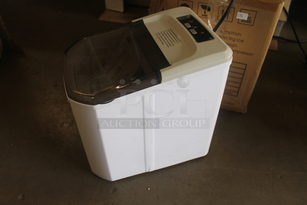 BRAND NEW SCRATCH AND DENT! Kooler Things KT-Z6 Countertop Ice Maker Machine With Box. 115V. - Image 6 of 11