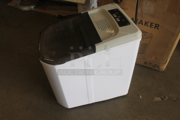 BRAND NEW SCRATCH AND DENT! 2021 Kooler Things KT-Z6 White Commercial Electric Countertop Ice Maker Machine With Ice Scooper. 115V.  - Image 3 of 10