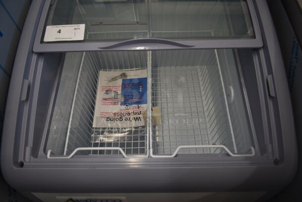 LIKE NEW! Avantco 360DFC6HCL Metal Commercial Chest Freezer Merchandiser. 115 Volts, 1 Phase. Unit Has Only Been Used a Few Times! Tested and Working! - Image 5 of 10