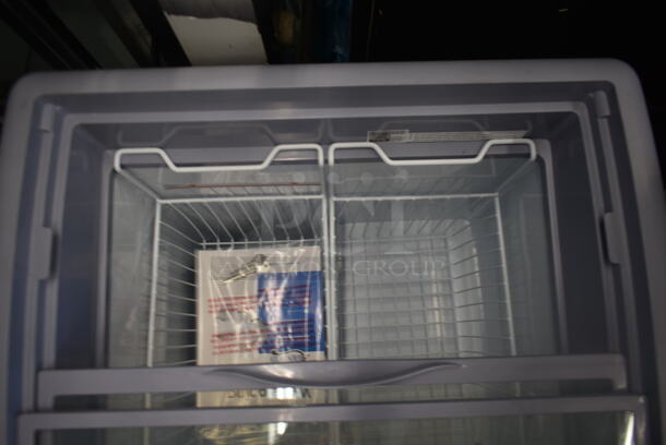 LIKE NEW! Avantco 360DFC6HCL Metal Commercial Chest Freezer Merchandiser. 115 Volts, 1 Phase. Unit Has Only Been Used a Few Times! Tested and Working! - Image 6 of 10