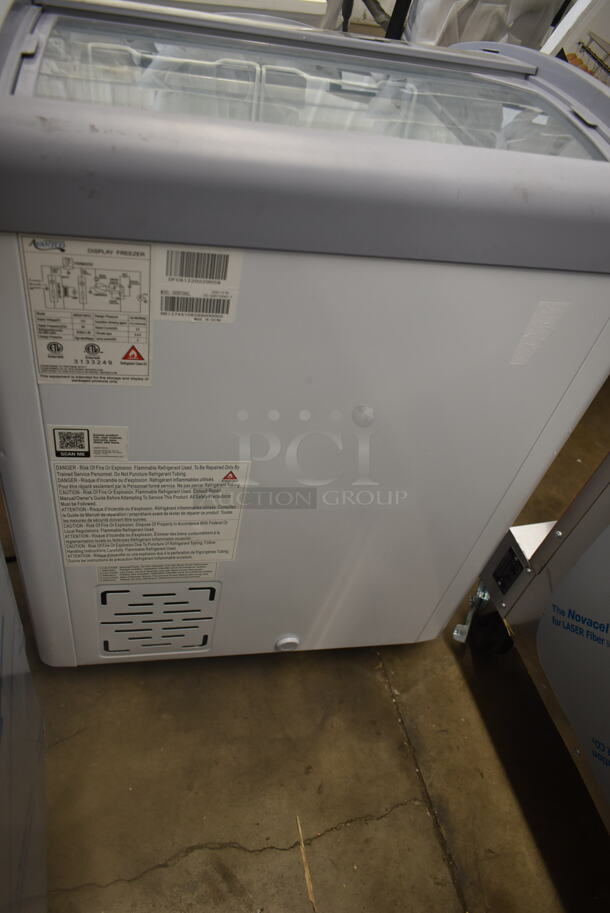 LIKE NEW! Avantco 360DFC6HCL Metal Commercial Chest Freezer Merchandiser. 115 Volts, 1 Phase. Unit Has Only Been Used a Few Times! Tested and Working! - Image 9 of 10