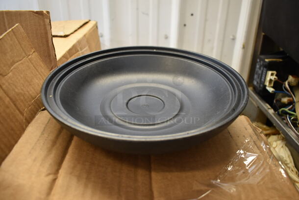 PALLET LOT of Aladdin Temp-rite Black Poly Round Trays! Goes GREAT w/ Lot 31! - Image 4 of 6