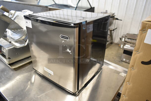 BRAND NEW SCRATCH AND DENT! Whynter CUF-112SS Stainless Steel Mini Freezer. 115 Volts, 1 Phase. Tested and Working! - Image 2 of 7