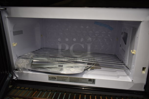 BRAND NEW SCRATCH AND DENT! 2023 KoolMore KM_MOT-2SS Metal Microwave Oven w/ Plate and Metal Rack. 120 Volts, 1 Phase. - Image 4 of 9