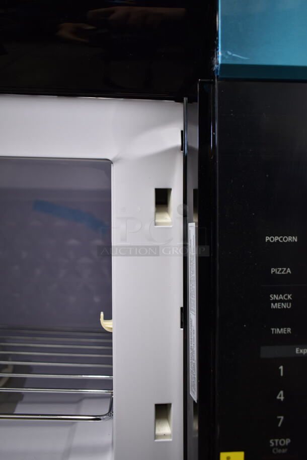 BRAND NEW SCRATCH AND DENT! 2023 KoolMore KM_MOT-2SS Metal Microwave Oven w/ Plate and Metal Rack. 120 Volts, 1 Phase. - Image 7 of 9