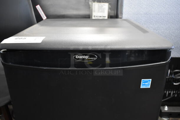 Danby DAR026A1BDD Metal Mini Cooler. 115 Volts, 1 Phase. Tested and Working! - Image 4 of 9