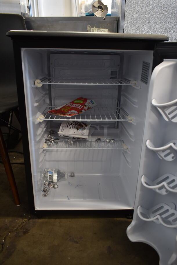 Danby DAR026A1BDD Metal Mini Cooler. 115 Volts, 1 Phase. Tested and Working! - Image 5 of 9