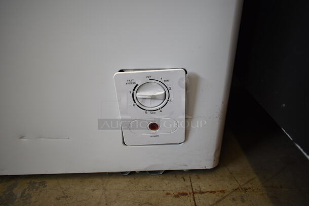 Criterion 453-5418 Metal Chest Freezer. 115 Volts, 1 Phase. Tested and Powers On But Does Not Get Cold - Image 4 of 6