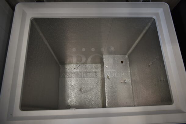Criterion 453-5418 Metal Chest Freezer. 115 Volts, 1 Phase. Tested and Powers On But Does Not Get Cold - Image 5 of 6