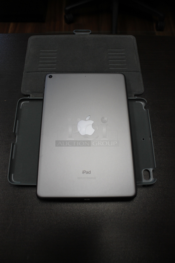 Apple A2133 iPad w/ Case. - Image 10 of 11