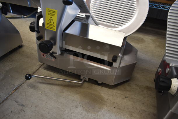 BRAND NEW SCRATCH AND DENT! Estella 348SLAS13 Stainless Steel Commercial Countertop Automatic Meat Slicer w/ Blade Sharpener. 120 Volts, 1 Phase. Tested and Powers On But Parts Do Not Move - Image 4 of 7