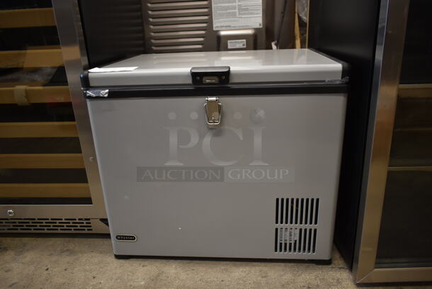 BRAND NEW SCRATCH AND DENT! Whynter FM-45G Metal Commercial 45 Quart Portable Fridge/Freezer Chest. 115 Volts, 1 Phase. Tested and Working! - Image 3 of 7
