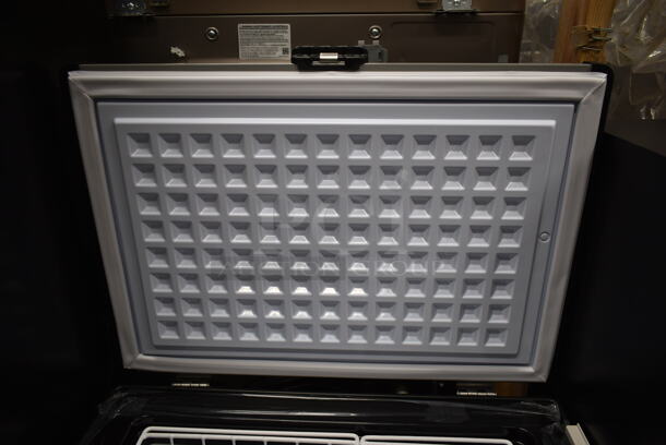 BRAND NEW SCRATCH AND DENT! Whynter FM-45G Metal Commercial 45 Quart Portable Fridge/Freezer Chest. 115 Volts, 1 Phase. Tested and Working! - Image 5 of 7