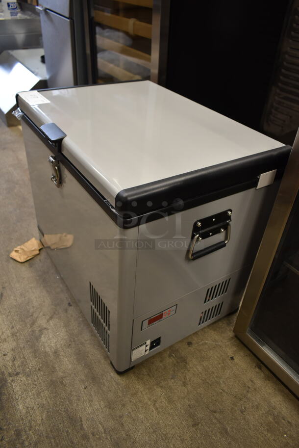 BRAND NEW SCRATCH AND DENT! Whynter FM-45G Metal Commercial 45 Quart Portable Fridge/Freezer Chest. 115 Volts, 1 Phase. Tested and Working! - Image 6 of 7