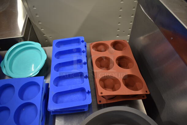 ALL ONE MONEY! Lot of Various Items Including Pan Liners and Moulds. - Image 5 of 7