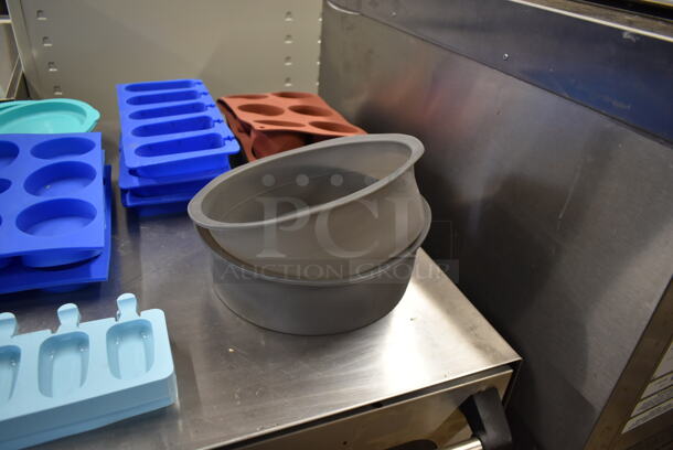 ALL ONE MONEY! Lot of Various Items Including Pan Liners and Moulds. - Image 6 of 7