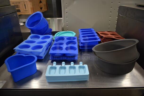 ALL ONE MONEY! Lot of Various Items Including Pan Liners and Moulds. - Image 7 of 7