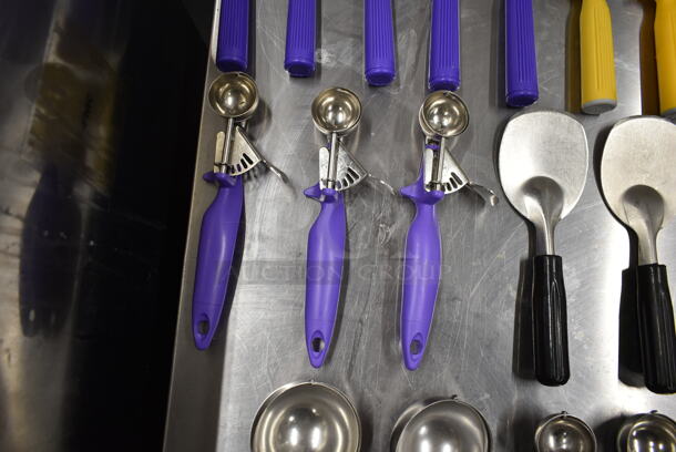 ALL ONE MONEY! Lot of Various Utensils Including Scoopers and Spades - Image 4 of 8