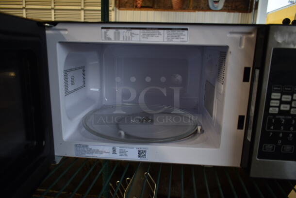 2022 Black & Decker EM720CPN-PMB Countertop Microwave Oven w/ Plate. 120 Volts, 1 Phase. - Image 4 of 5