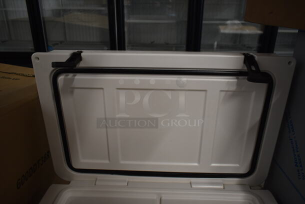 BRAND NEW SCRATCH AND DENT! CaterGator JB45WH White 1 Faucet 47 Qt. Insulated Jockey Box with 69 ft. Coil - Image 4 of 7