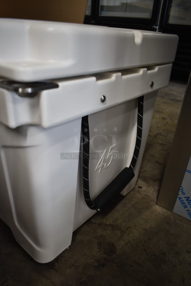 BRAND NEW SCRATCH AND DENT! CaterGator JB45WH White 1 Faucet 47 Qt. Insulated Jockey Box with 69 ft. Coil - Image 7 of 7