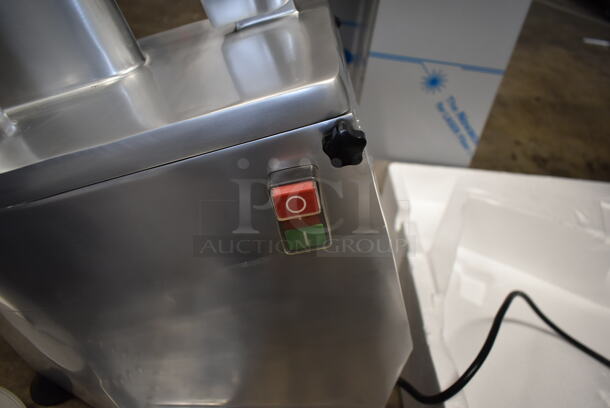BRAND NEW SCRATCH AND DENT! AvaMix 177CFP5D Stainless Steel Commercial Countertop Food Processor w/ 2 Slicing and 3 Grating Blades. 120 Volts, 1 Phase. Tested and Working! - Image 5 of 7